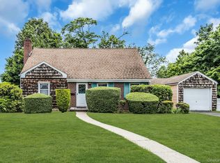 2 Cliff Rd, Merrick, NY 11566