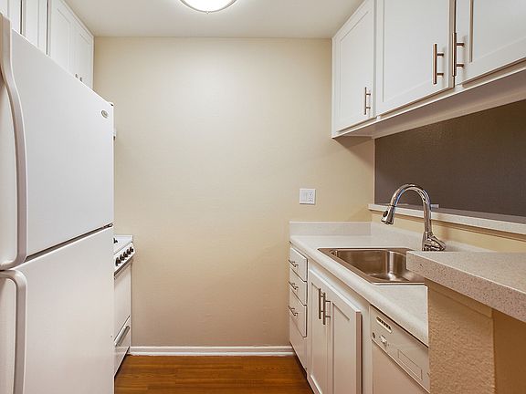 4th image of 914 S Wilton Pl APT 121