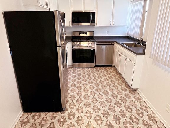 2nd image of 555 Oak St #303