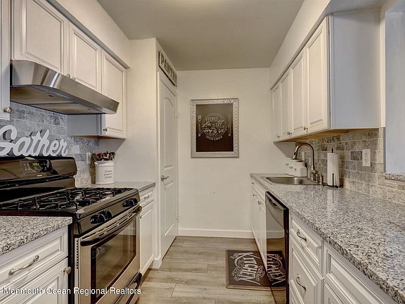 5th image of 448 Crawford St