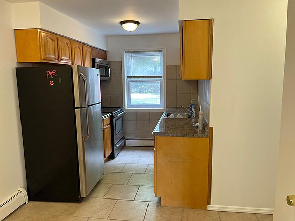 4th image of 40 Woodbine Ct APT 1