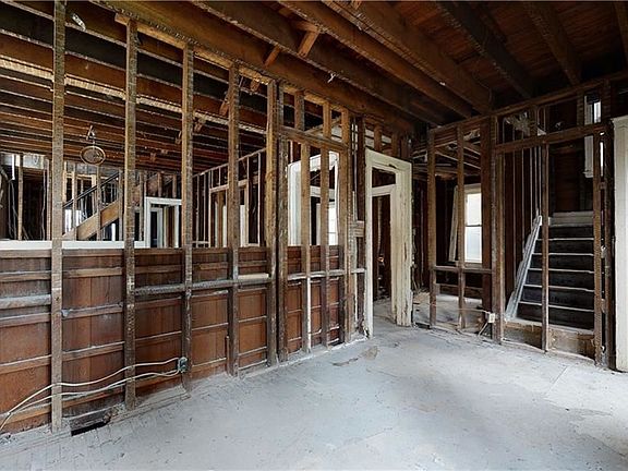 4th image of 55 Oxford Ave