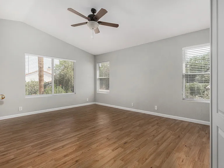 1320 E Charleston Ave — Photo 12