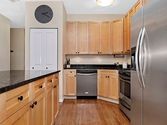 5th image of 1671 N Claremont Ave #5