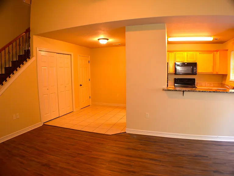 1772 N Chestnut Ave — Photo 8