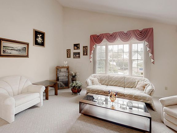 4th image of 19285 Dawn Ct