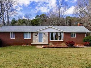 2123 Colonial Ln, Hickory, NC 28601