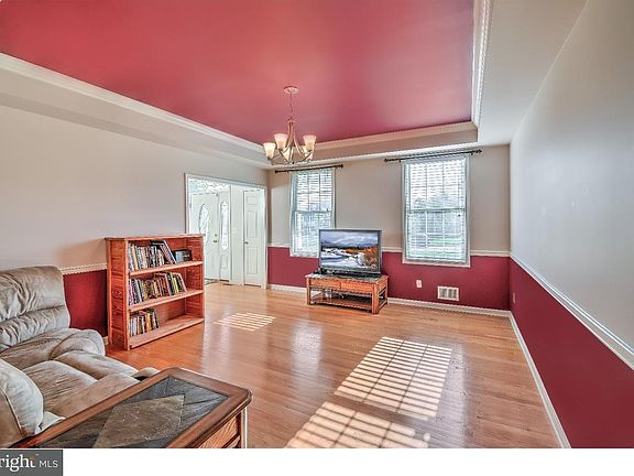 3rd image of 74 Hemlock Dr