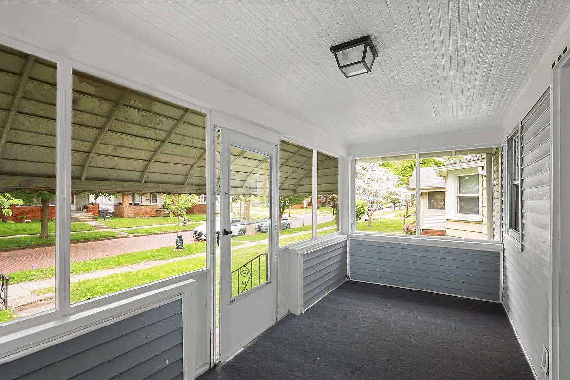 811 Geneva Ave — Photo 3