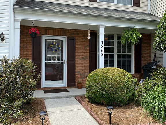 Spacious interior unit with front covered porch and Storm door