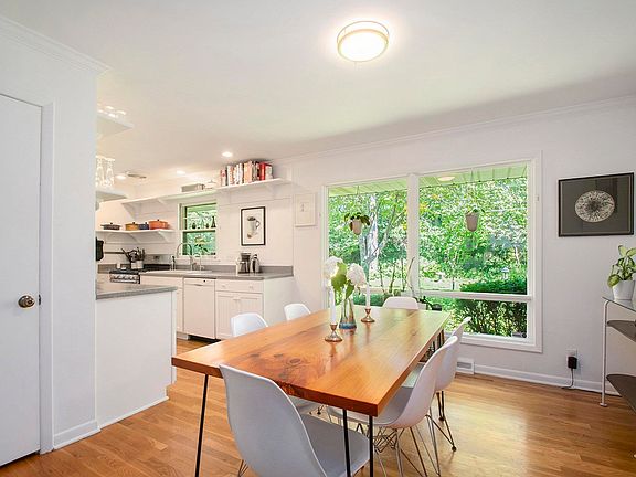 5th image of 1037 N Niles Ave