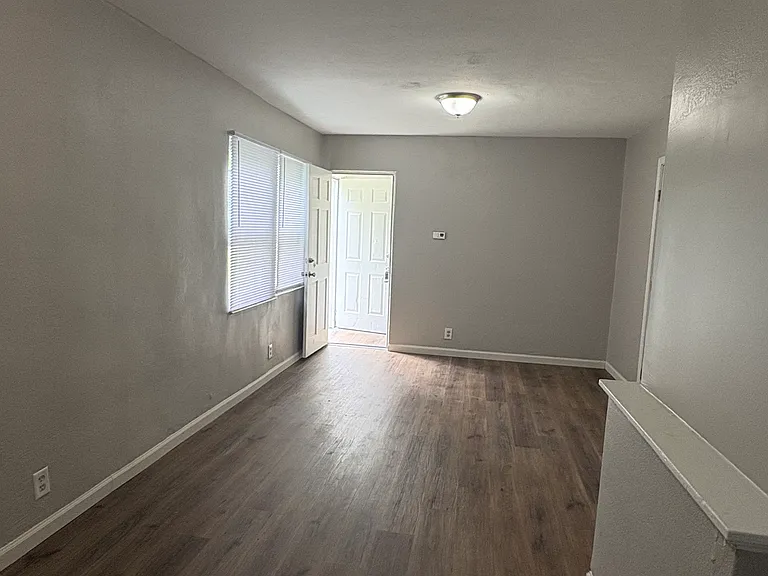 1404 N Broadway St #B — Photo 6