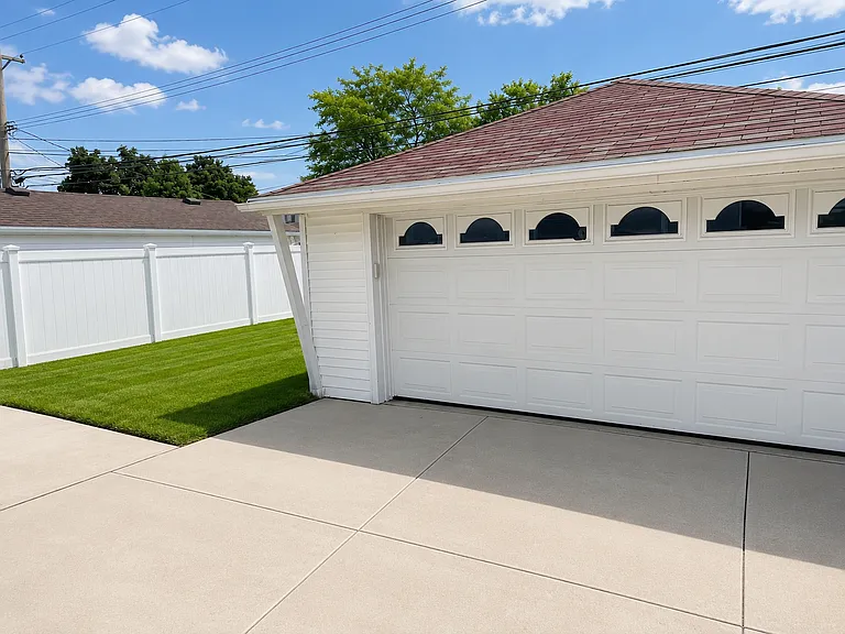 15129 Warwick Ave — Photo 15