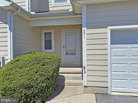 3rd image of 251 Lakeside Dr