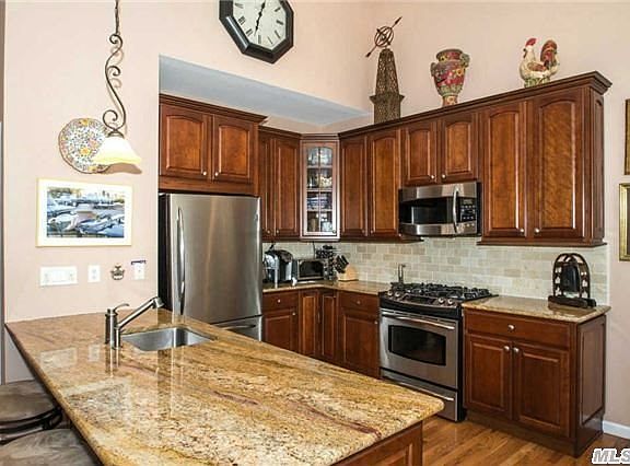 4th image of 83 Pond Cir