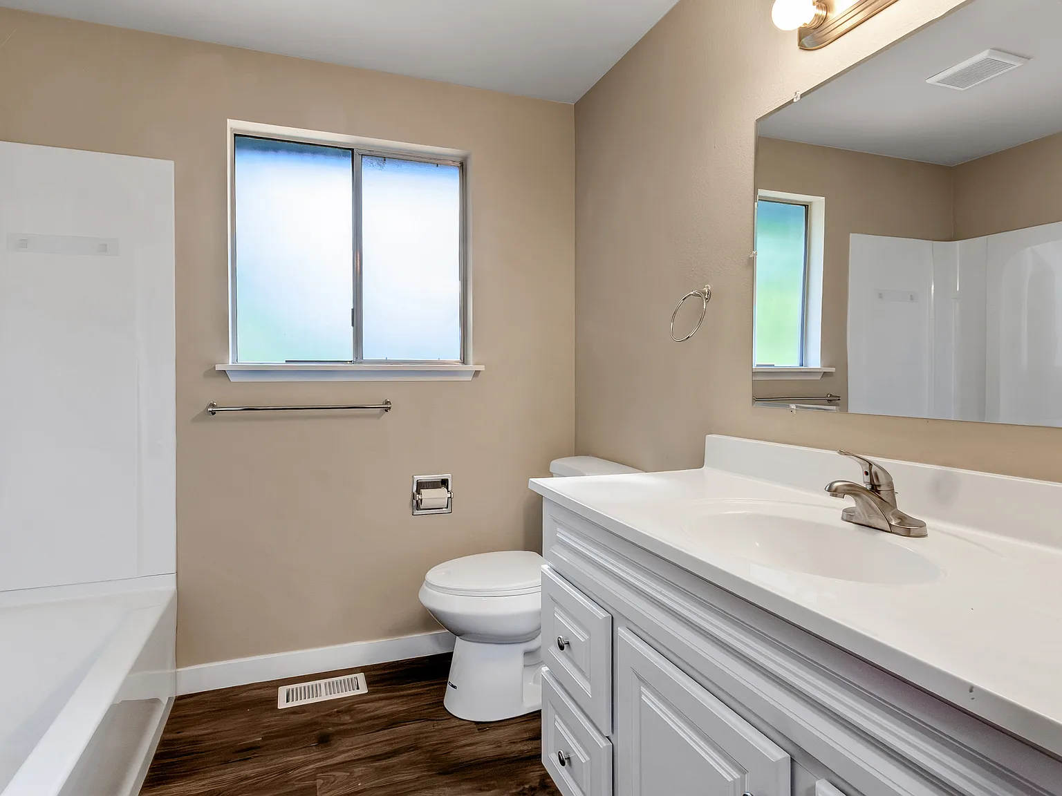 3 bed, 1059 sqft, $2,200 — Photo 3
