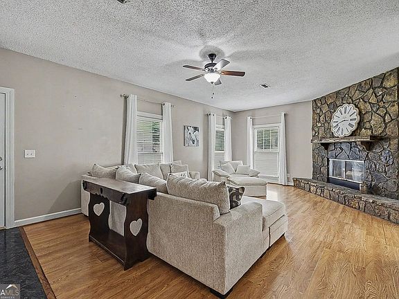 4th image of 321 Acorn Rd SE