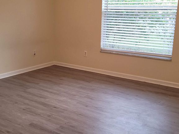 3rd image of 2120 Justin Ave