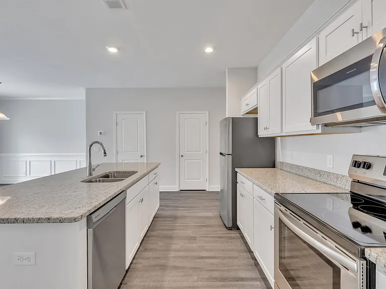 553 Governor Treutlen Cir — Photo 3