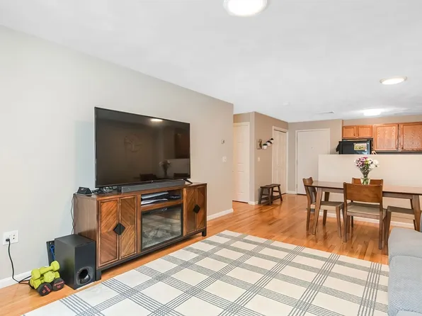 107 Foster St APT 204, Peabody, MA 01960