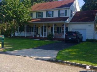 61 Chardonnay Dr, Coram, NY 11727