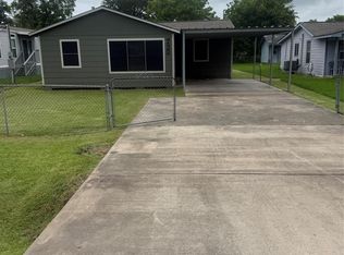 720 Austin St, Clute, TX 77531