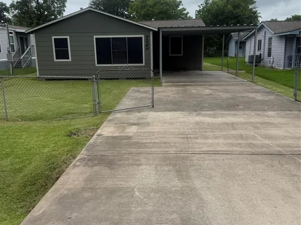 720 Austin St, Clute, TX 77531