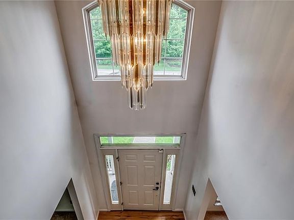 3rd image of 204 Hampshire Dr