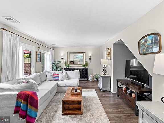4th image of 11082 Saffold Way
