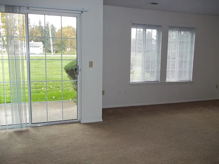 Windsor Gardens Apartments — Photo 40