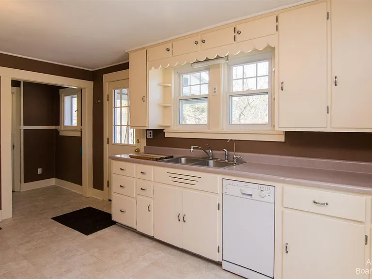 5071 Plymouth Rd — Photo 15