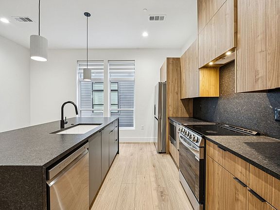 4th image of 2206 Arroyo Ave #204