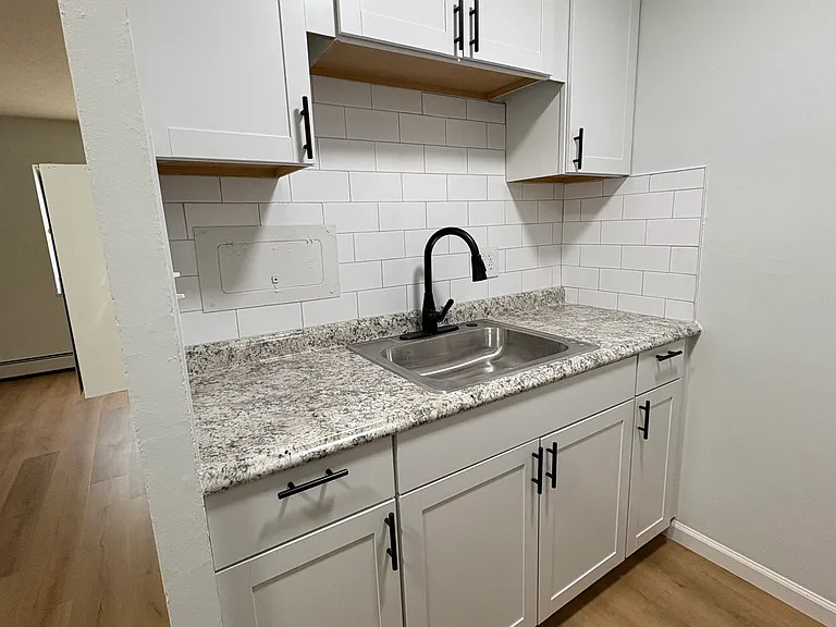 Wilshire Manor Apartments — Photo 8