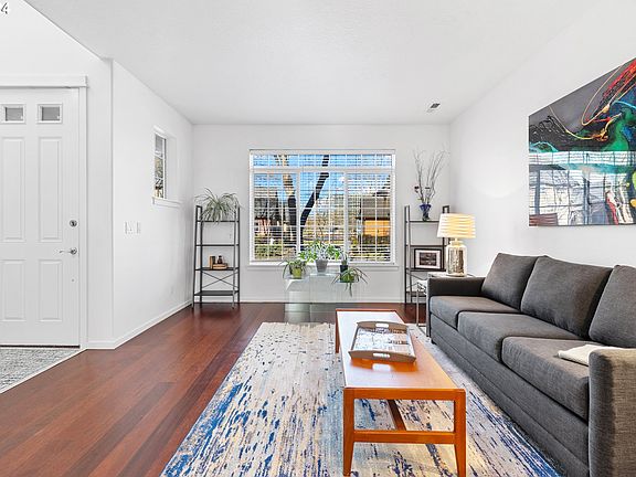 4th image of 946 NE 73rd Ave
