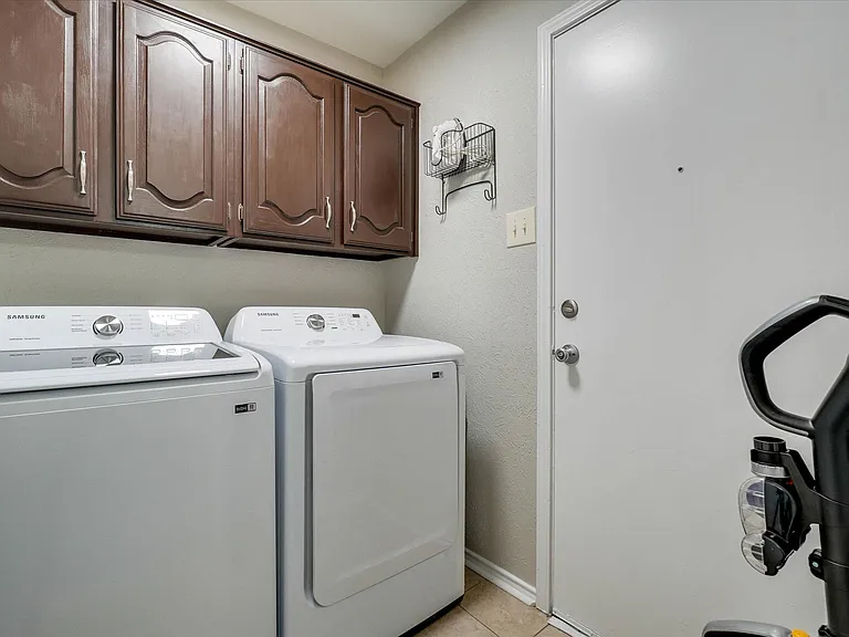 1725 Canterbury Ln — Photo 29