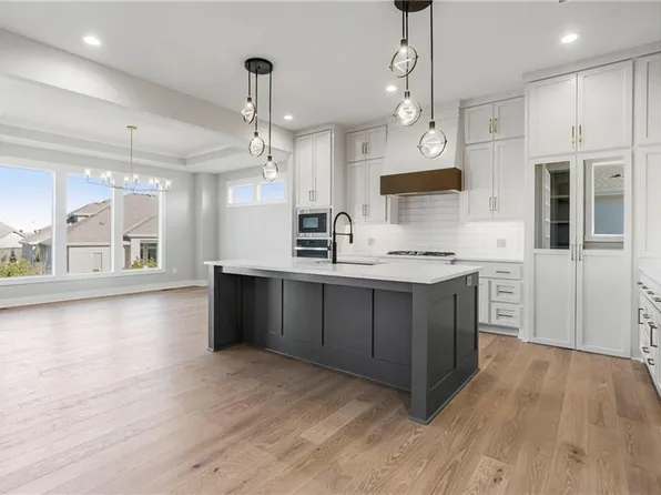 2444 W 177th St, Overland Park, KS 66085