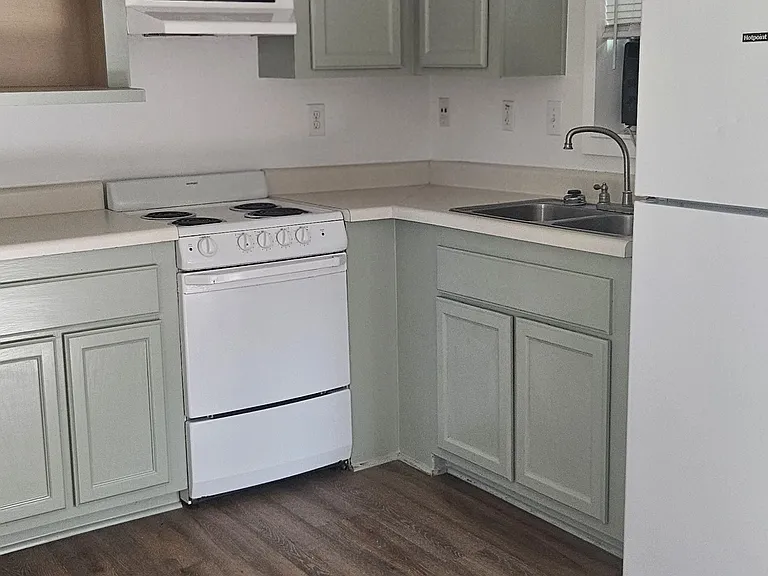 15228 Lemoyne Blvd #33 — Photo 8
