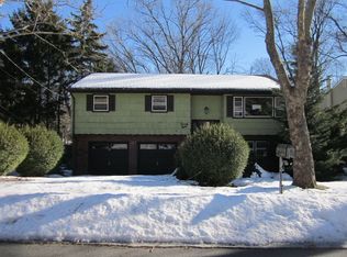 28 Canterbury Dr, Scotch Plains, NJ 07076