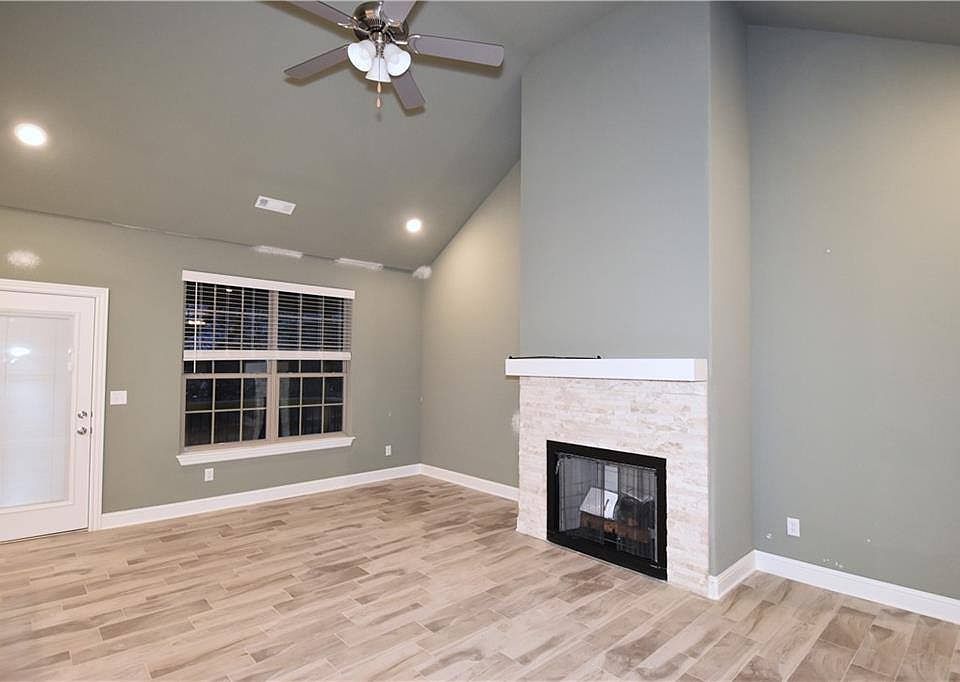 2nd image of 1211 Leslie St