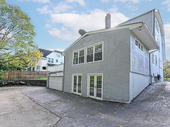 3rd image of 2150 Easthill Ave