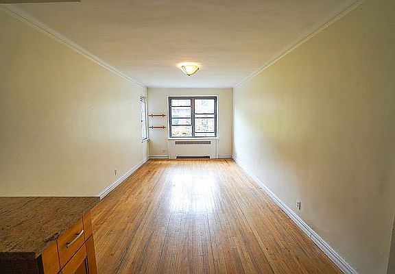 5th image of 305 E 11th St APT 5E