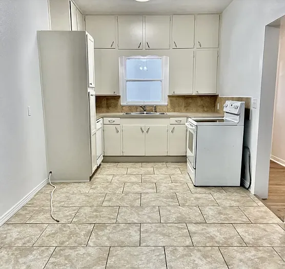 454 Winters St — Photo 6