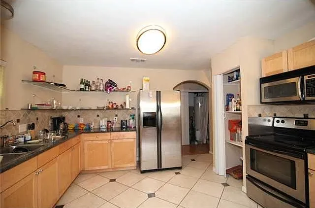 3105 Kings Ln — Photo 2