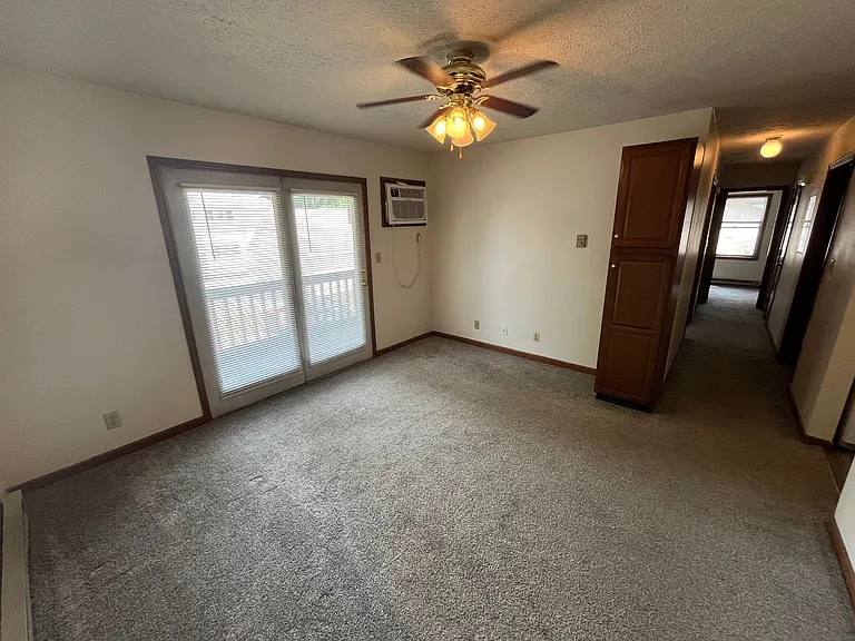 Leslie Manor Apartments — Photo 2