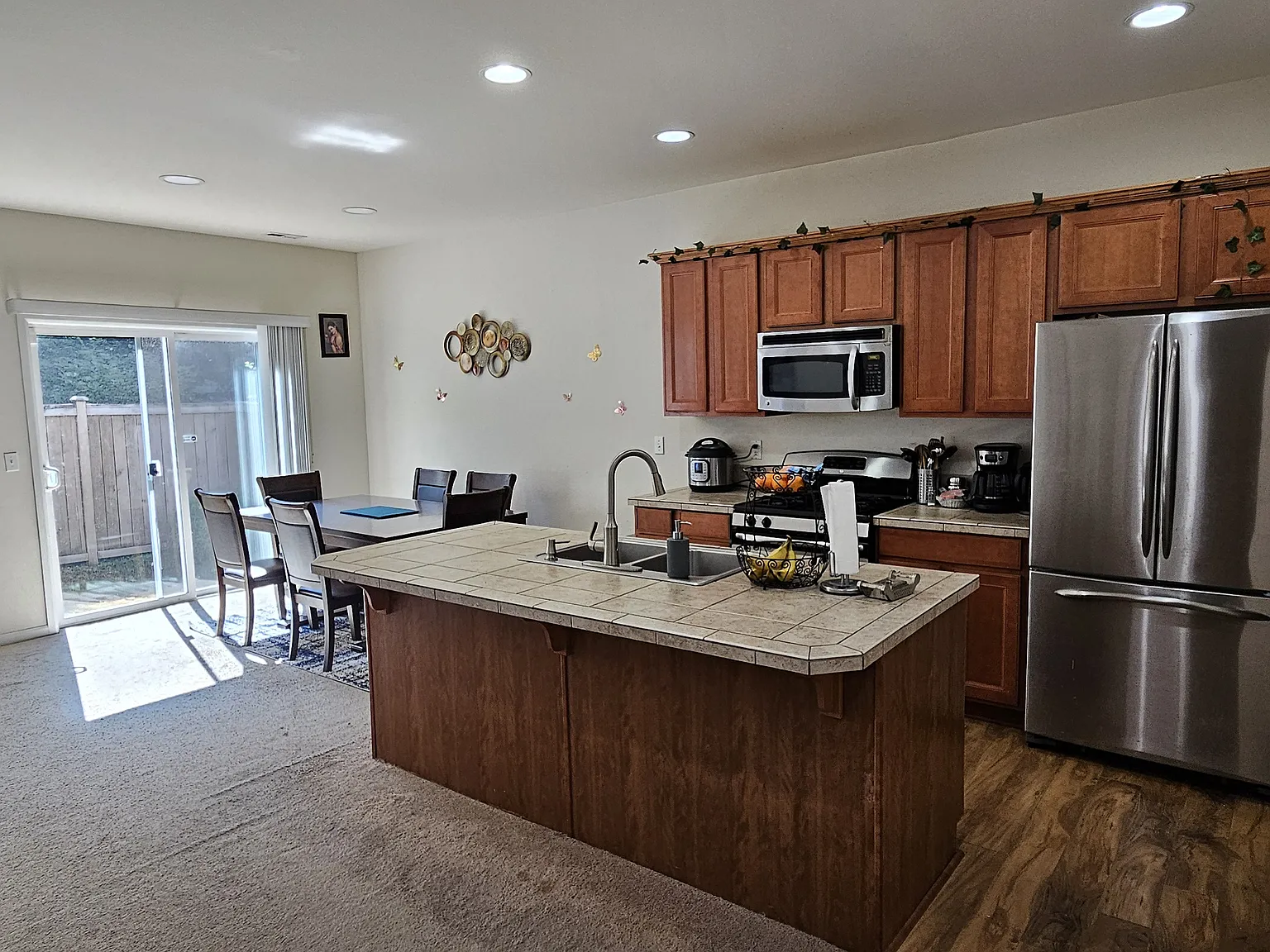 4 bed, 2.5 bath, 1870 sqft, $3,700 — Photo 4
