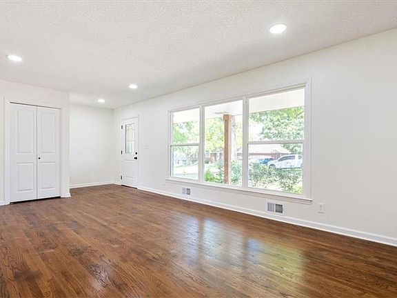 4th image of 3810 S Woodland Ave