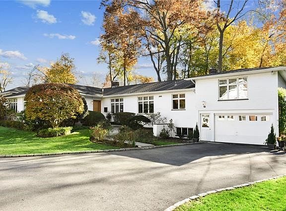 Large Driveway can fit many cars