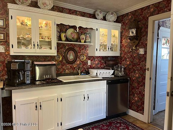 4th image of 6560 Lakeshore Rd