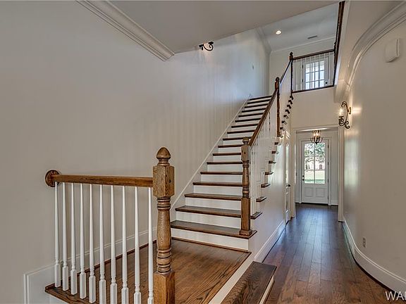 4th image of 725 Courtneyanna Pl