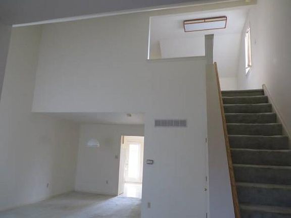 4th image of 586 E Cypress St